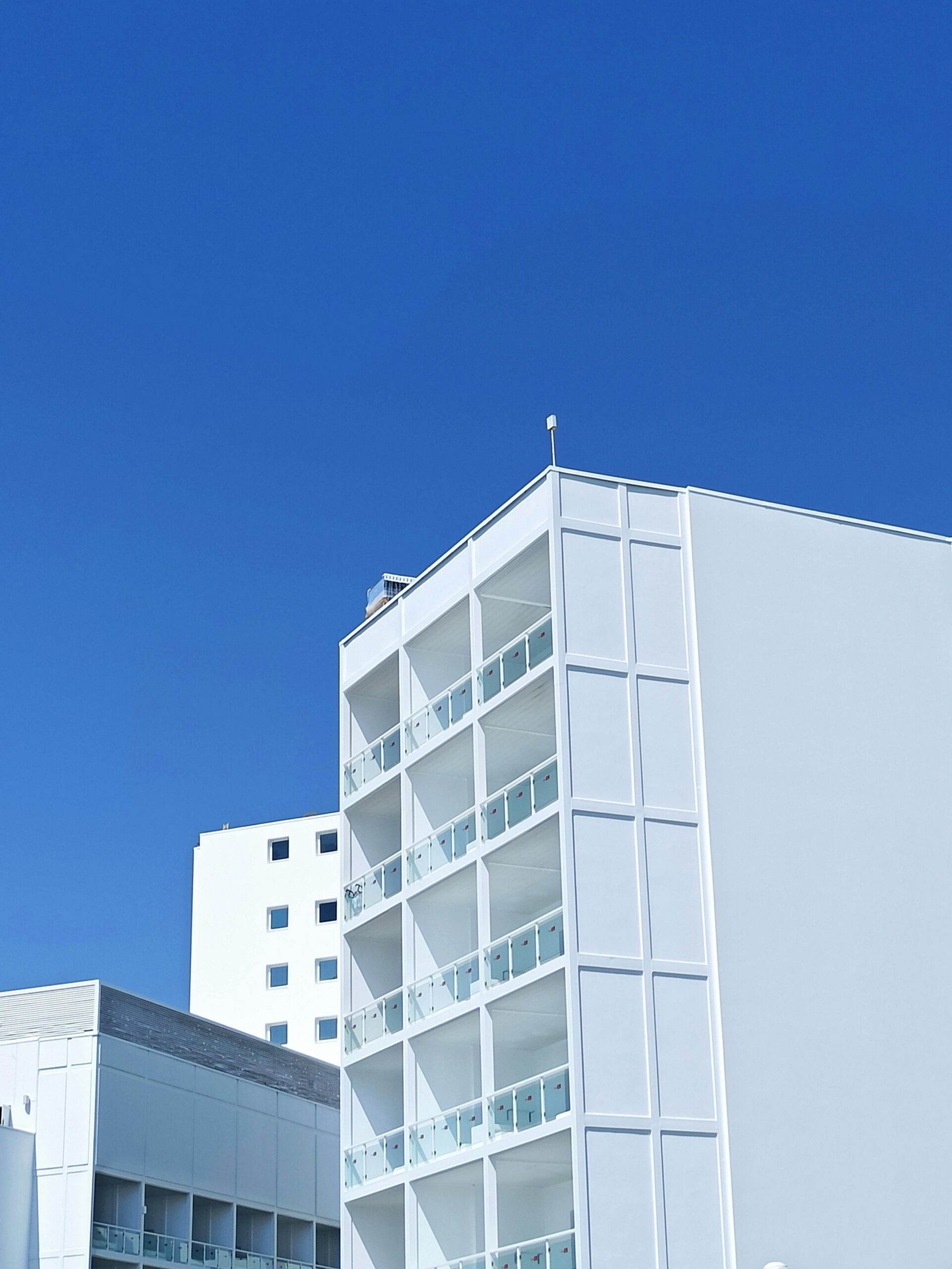 un immeuble sur fond de ciel bleu