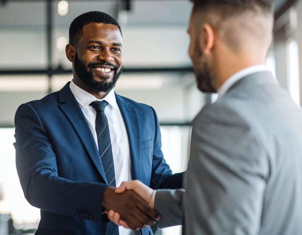 Une personne qui accompagne un autre personne professionnellement
