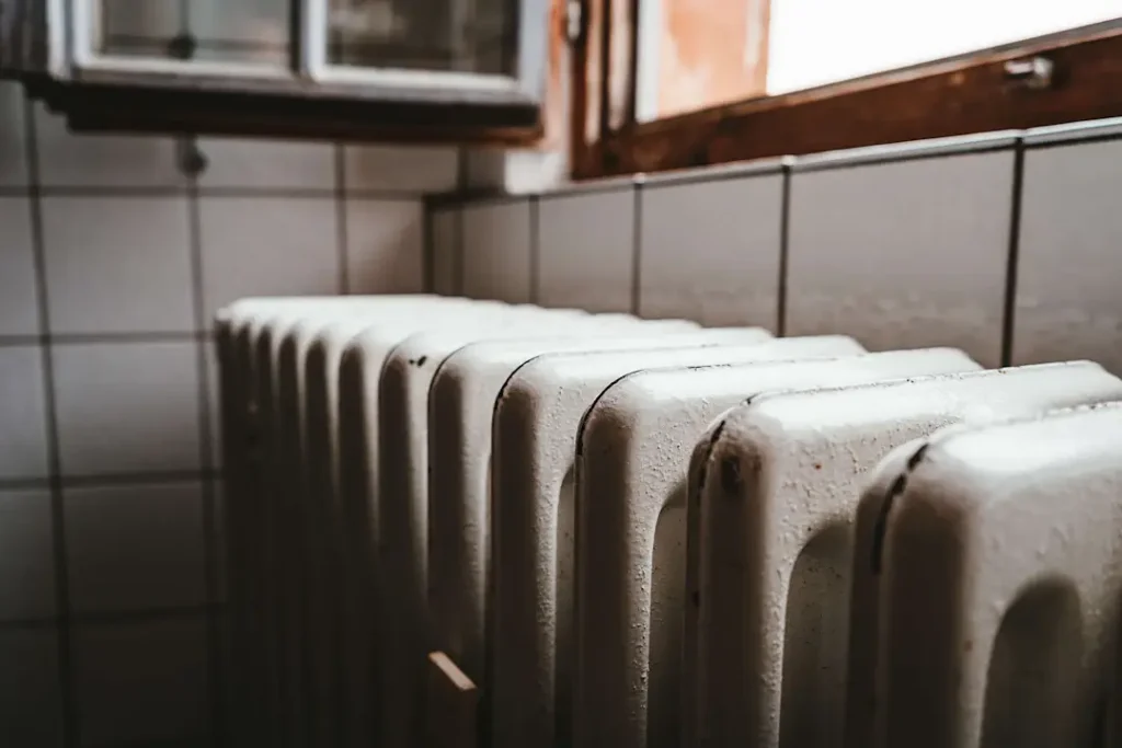 Un radiateur sous une fenêtre