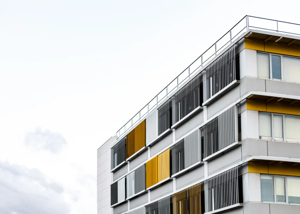 copropriété avec volet jaune