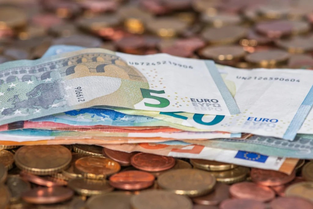 des billets et des pièces de monnaies