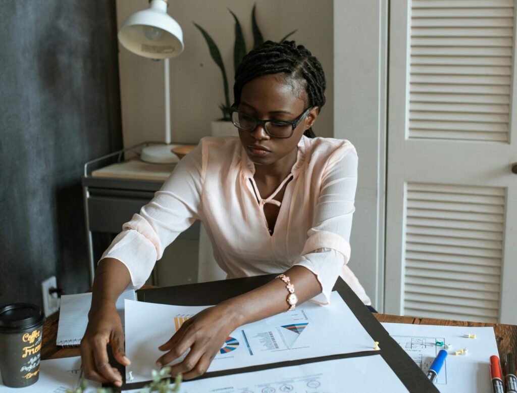 une femme assise à un bureau travaille sur des documents