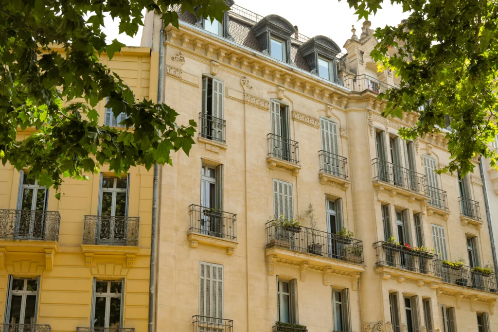façade d'immeuble en ville avec des arbres autours