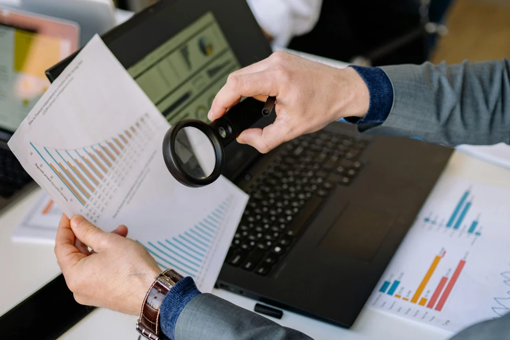 analyse de document avec une loupe