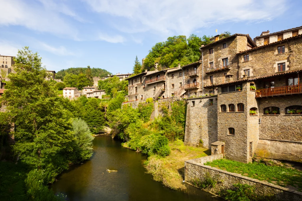 Un village catalan, bâtiment en pierre et rivière