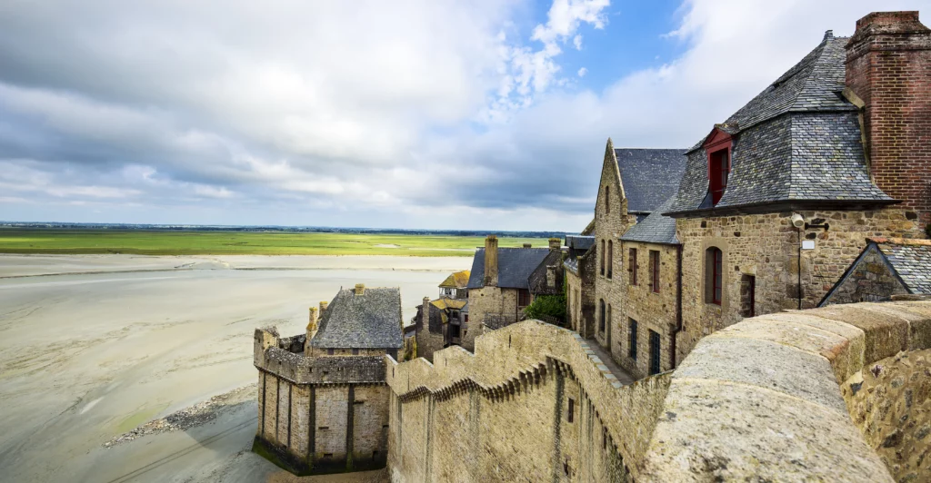 Le mont st-Michel en France sous un ciel bleu