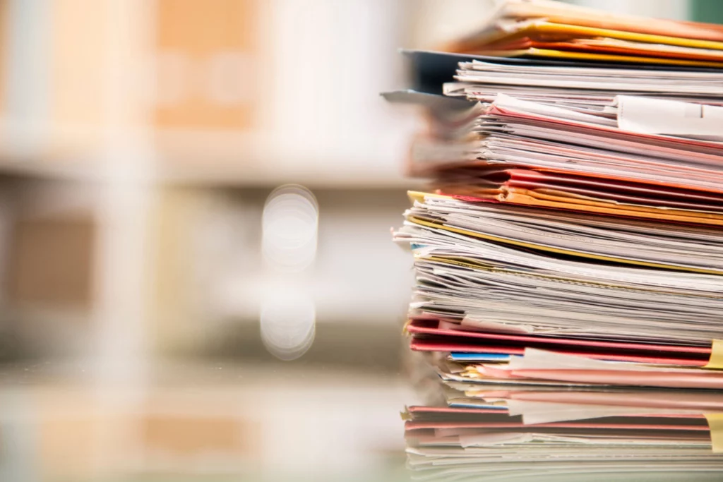 une pille de dossier dans une couleur chaleureuse